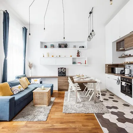 Bright And Peaceful In The Centre Apartment